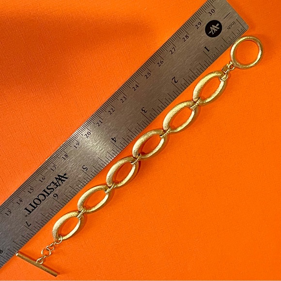 RIVKA FRIEDMAN 18K GOLD CLAD BOLD SATIN OVAL LINK STATION TOGGLE BAR BRACELET - Picture 7 of 10